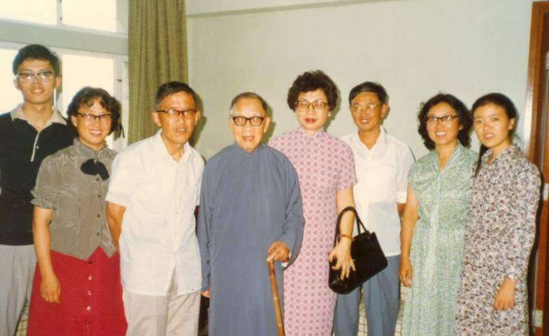 她在台湾一所师范学校的图书馆里工作,胡美琦早就被钱穆的名气所吸引