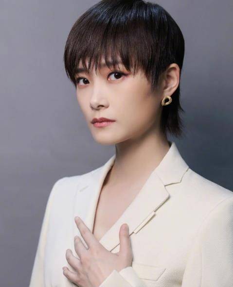 05年因总冠军出道,爆火后却备受争议,如今38岁的她又身患重病_李宇春