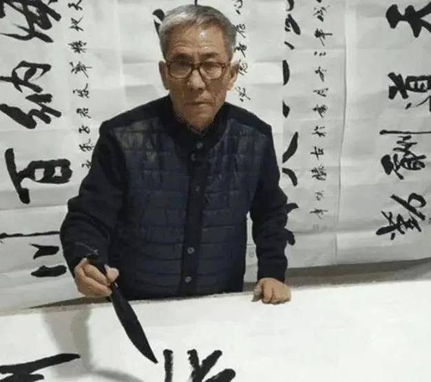 而何阿姨介绍,她来自江西泰县,这幅画是吴焕章的手笔,而且很自信地说