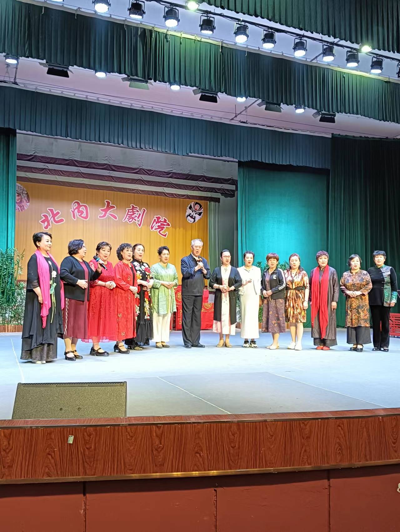 京剧名家张学浩董翠娜到衡水冀州区北内剧院与衡水票友共同演唱