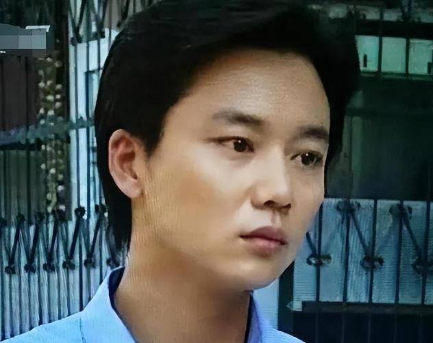 演员刘奕君:净身出户后独自抚养儿子,二婚娶女强人终获幸福