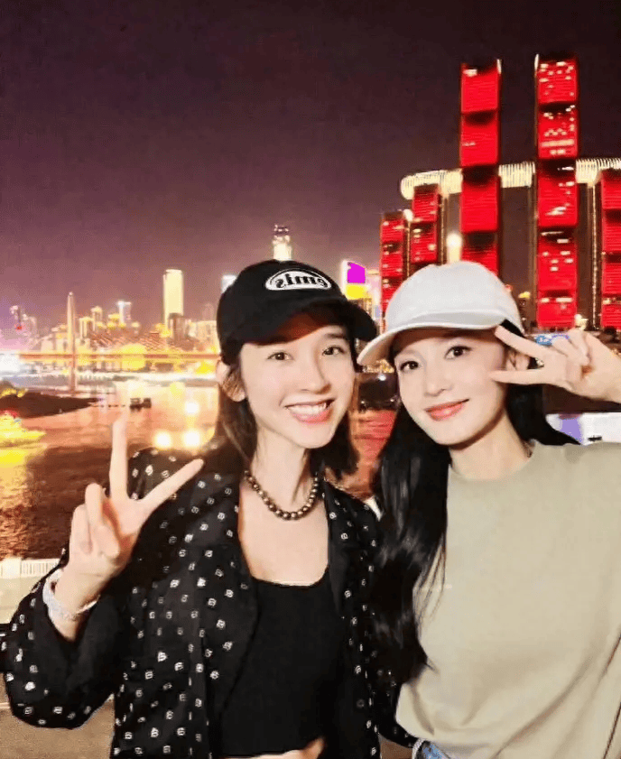 唐艺昕夫妇与李沁聚会,4岁女儿首曝光,穿纱裙软萌又可爱!