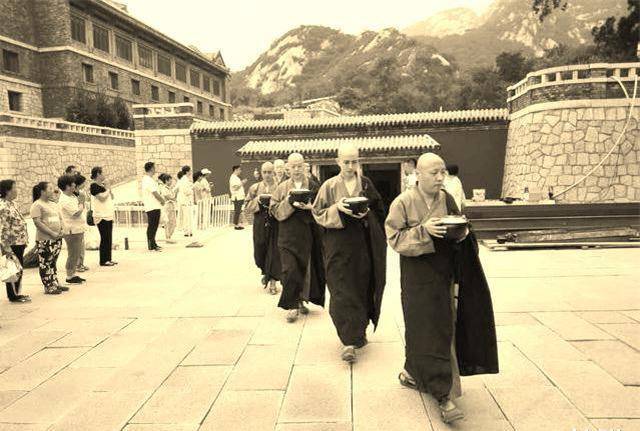 龙泉寺僧人张明光的亲戚朋友根本不懂他为什么突然心血来潮愿意撇下