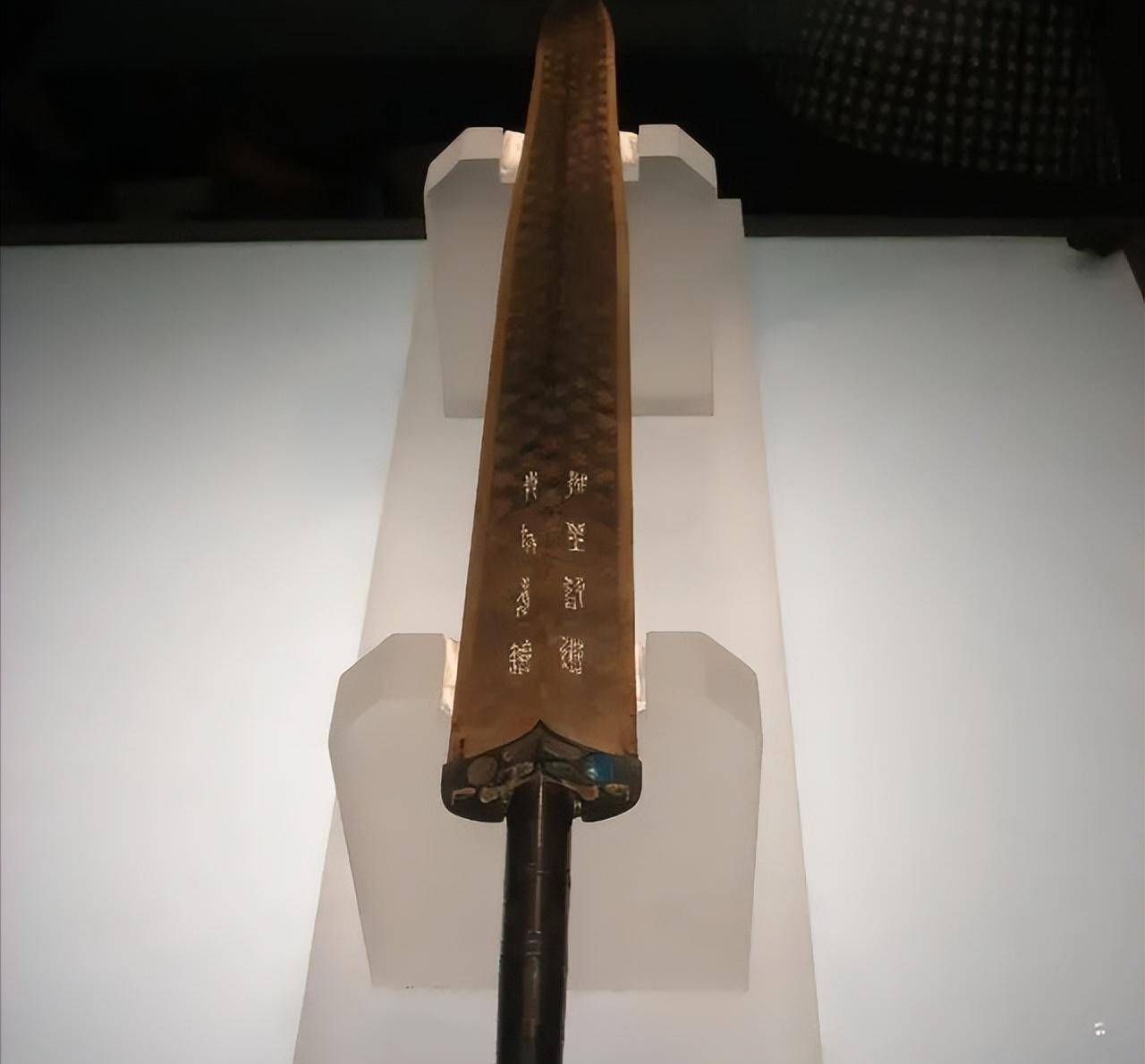 世界罕见!古墓出土神剑不仅"滴血认主",现代科技还无法复制