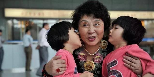 60岁生下双胞胎的高龄产妇,10年过去了,她如今过得好吗?
