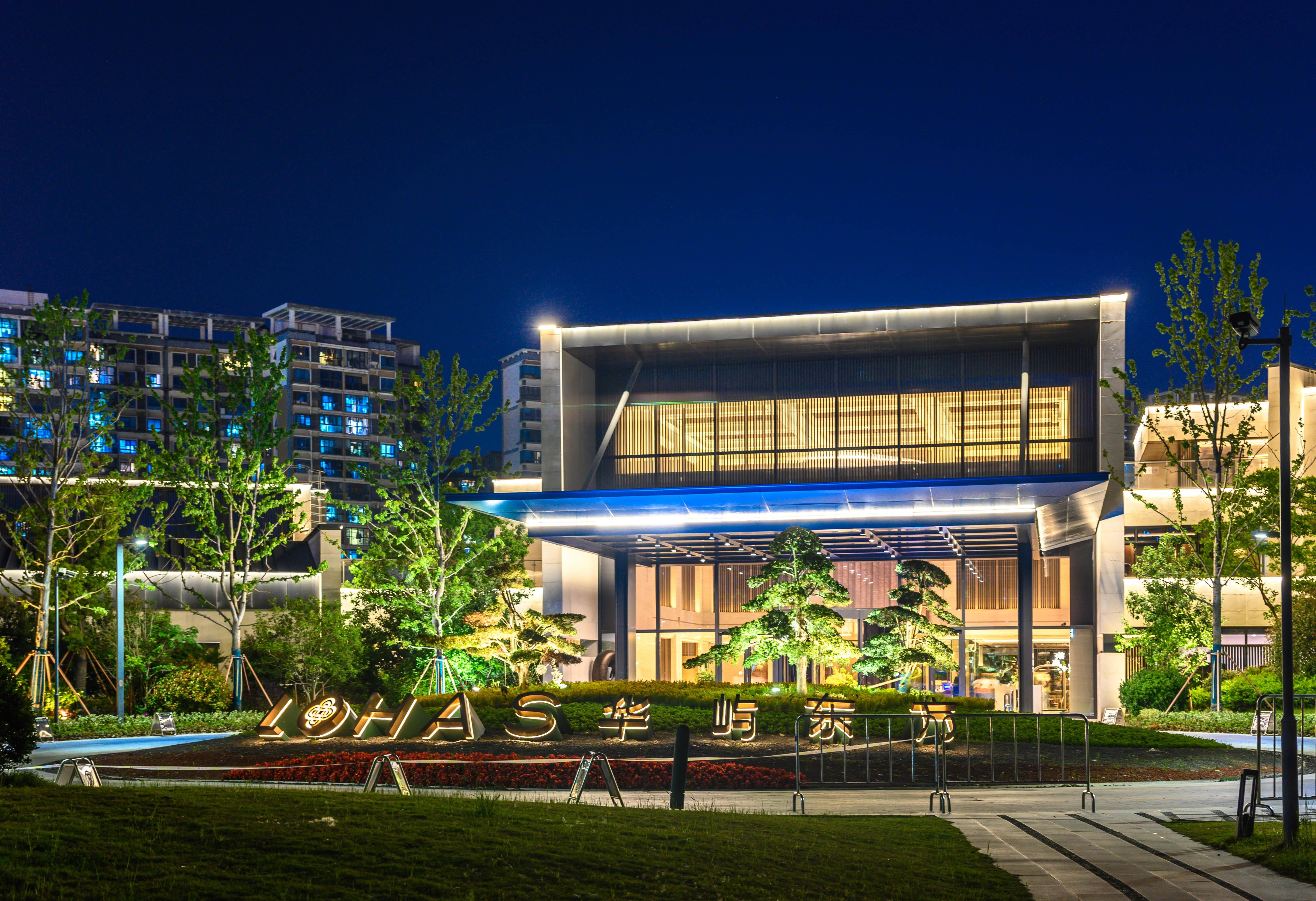 夜幕降临,你以为我们都去休息了?欢乐才刚刚开始.