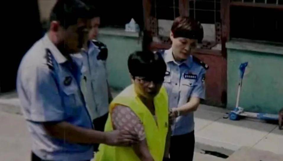 "面对法官的审问,李秀玲承认了杀害王明涵确实是蓄谋已久.