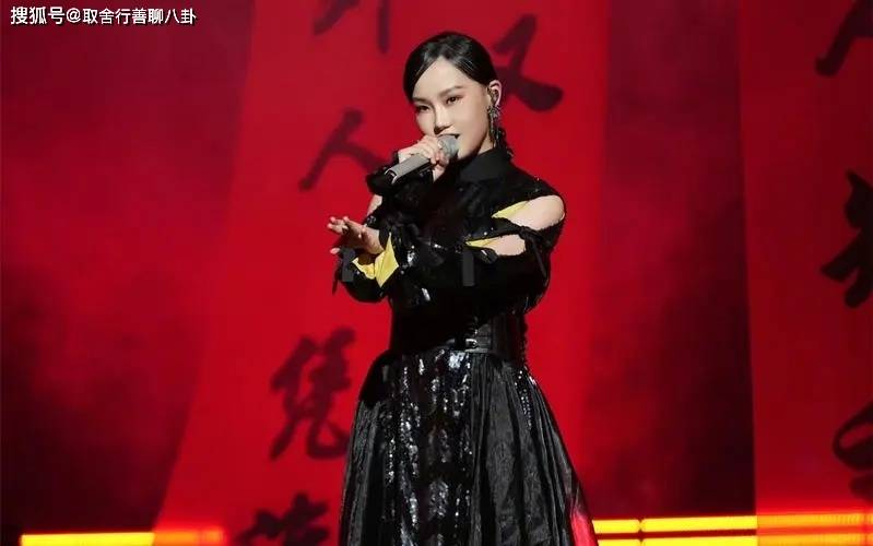 黄龄与男子逛街,两人在电梯上亲密搂腰,女方顺势偎依在男方怀里