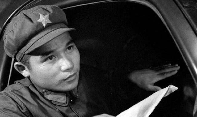 半路上甩掉车门,用麻绳拽了车门2个小时_谢毓法_沈阳军区_弟弟