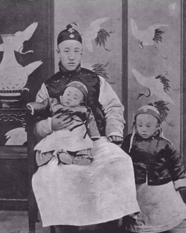 溥仪小时候吃饭前总会叫来奶娘,喊着要吃一样东西,宫女听了脸红