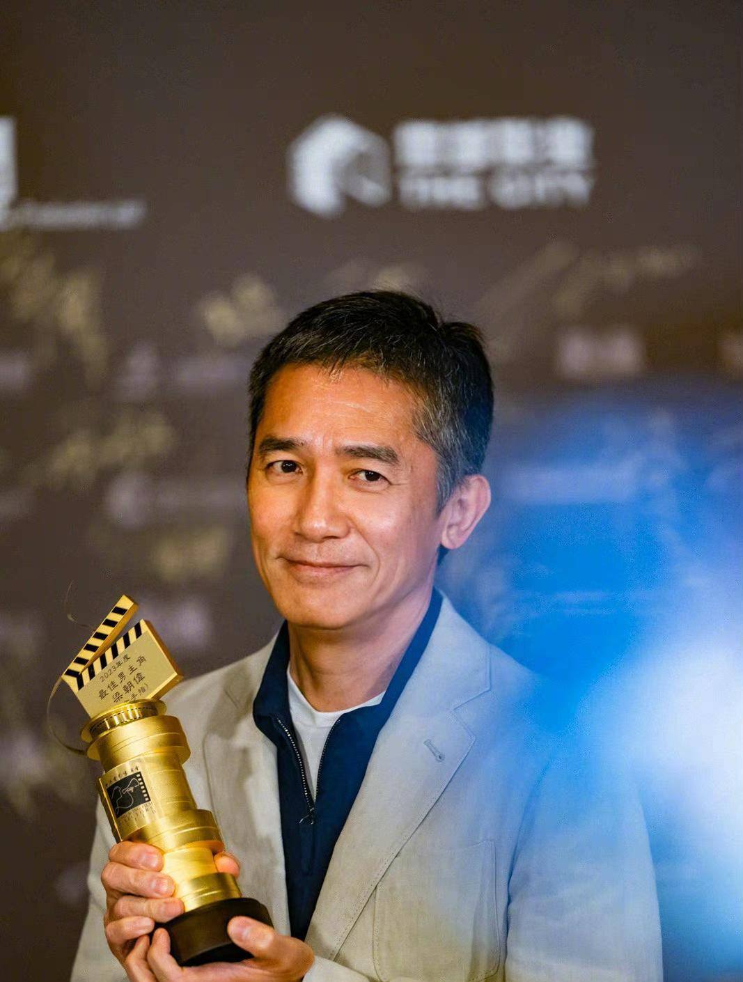 刘嘉玲晒与梁朝伟合照,两人戴同款墨镜男帅女美,穿衣风格大不同