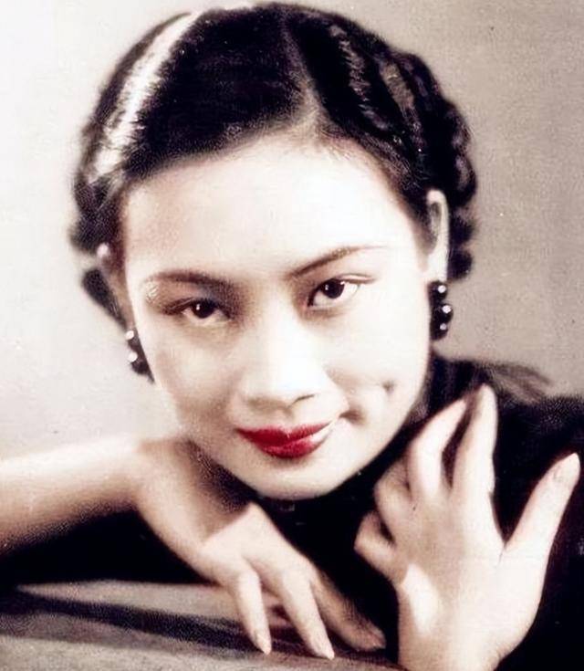 漫无边际的山丘中,一块刻有"潘宝娟之墓"的青铜地碑,被工作人员缓缓放