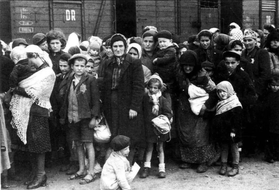 华沙1号集中营仅仅在1942年,就惨死了3000多名犹太人
