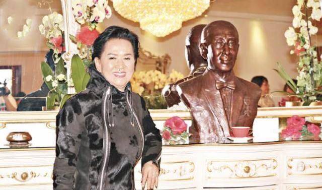 为嫁豪门,她30年塑身衣不离身,丈夫死后只留给她一块钱_洪金梅_邓永祥