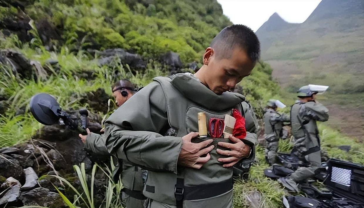 排雷英雄杜富国,和平年代荣获一等功,享受什么待遇?