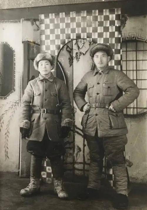 解放海南岛功臣合影,韩先楚很青涩,李作鹏很有范,谁站c位?