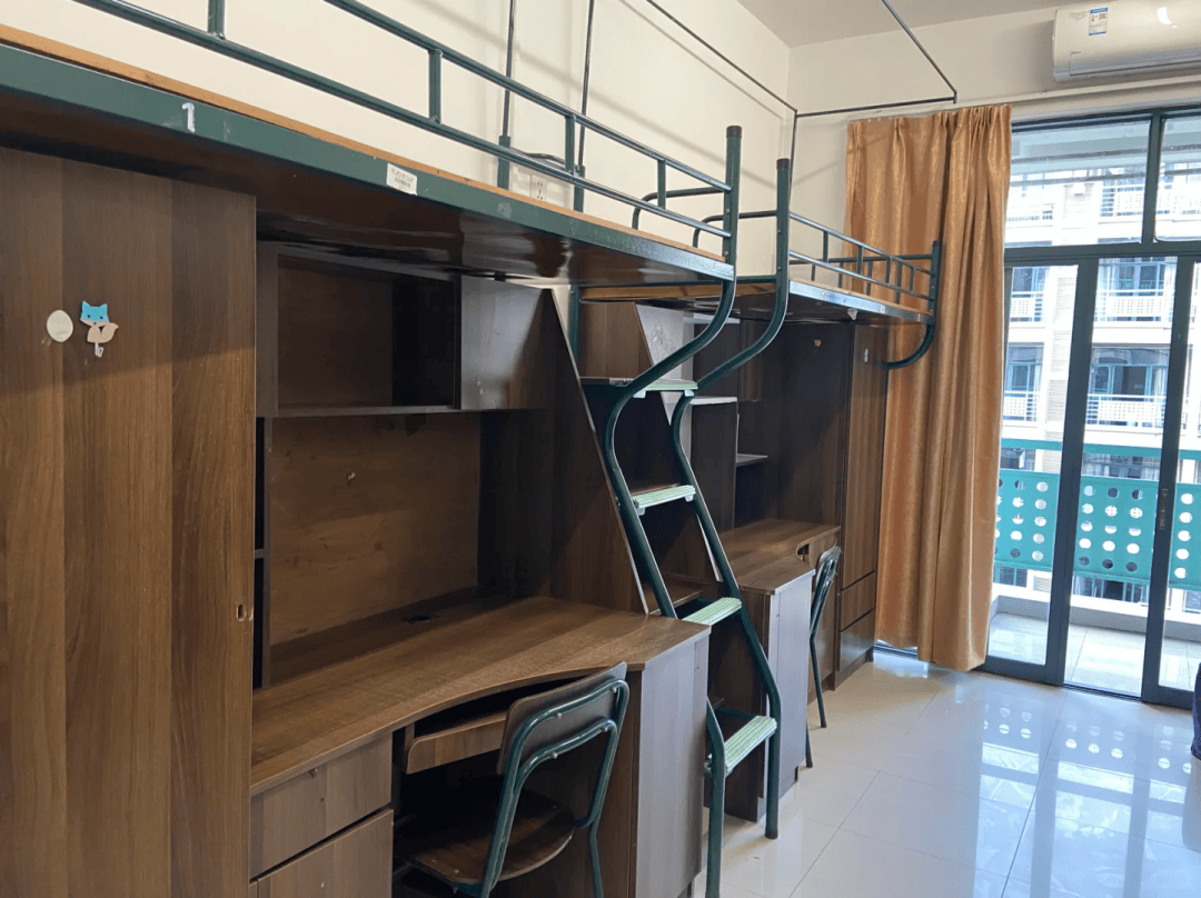 理工大学位于杭州市钱塘区,校园环境很好,研究生住宿条件更是非常棒
