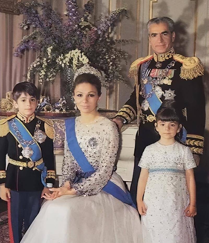 伊朗末代王后:母凭子贵坐稳后位,结局却比前两位"姐姐"还惨