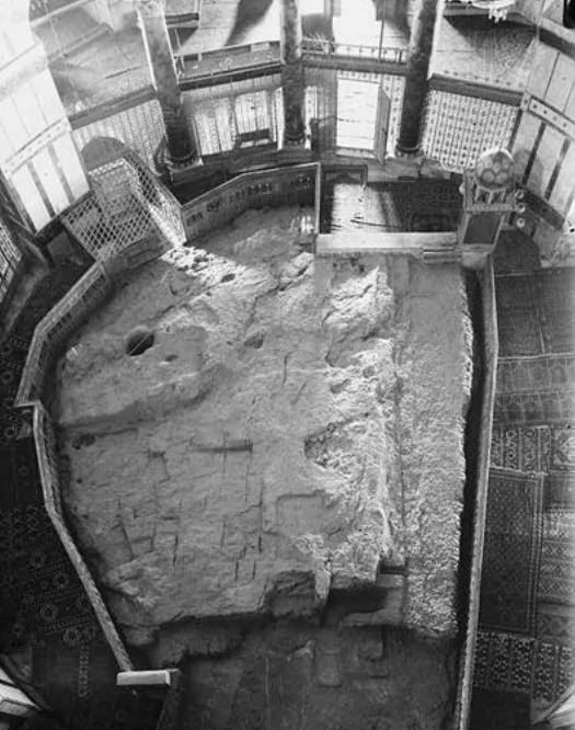 由天使陪同乘天马从麦加到耶路撒冷后,就是脚踏这块巨石升天去听真主