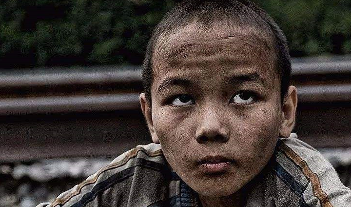 其实杨烁说起自己的教育时,他说自己也父亲的教育形成了自己无法与