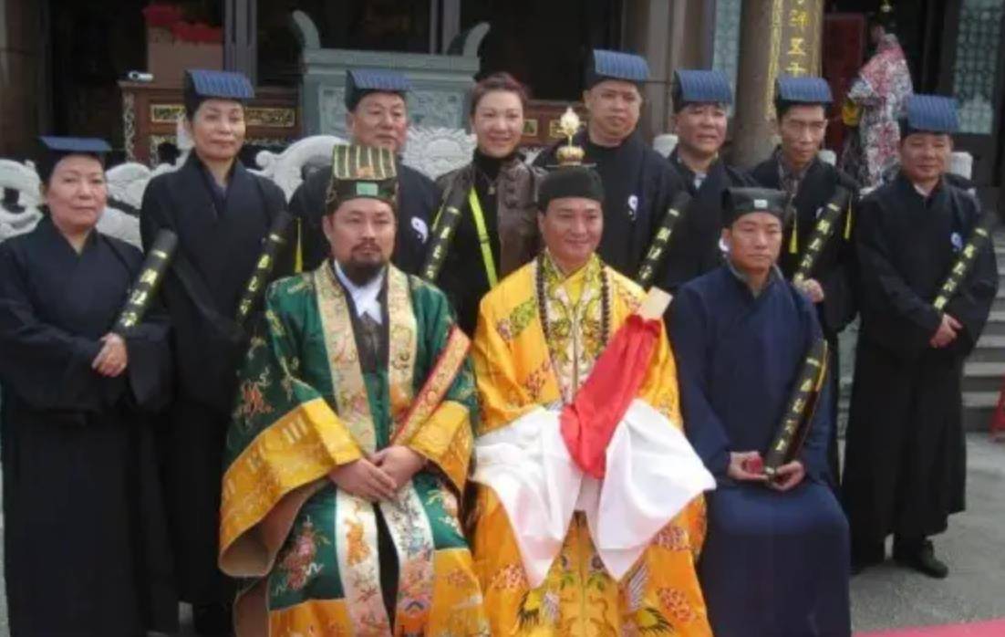 60年代末,最后一任张天师撒手人寰后继无人,接班乱象频出