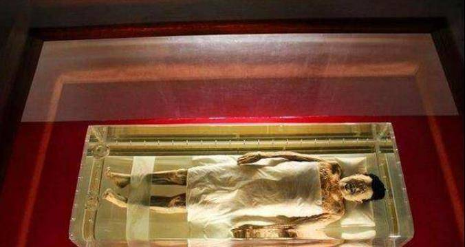 72年,长沙挖出2000年前不朽女尸,一小伙自告奋勇:我来主刀解剖
