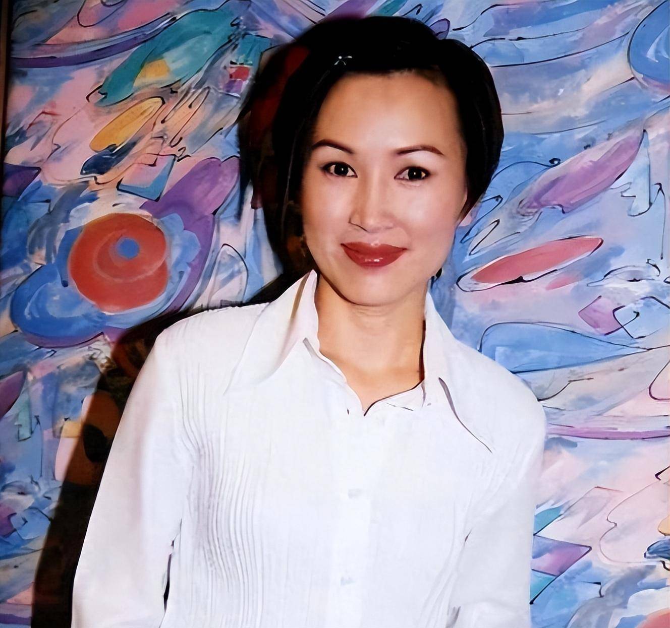 "亚视一姐"被渣男骗光家产,气死母亲儿子抑郁,现61岁流落街头_陈秀雯