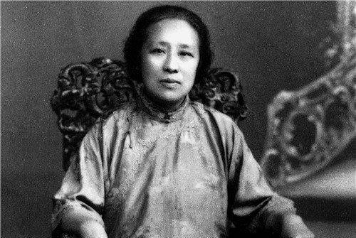 19岁结婚,47岁丧夫,她强忍悲痛,接任丈夫遗志,47年后二人合葬