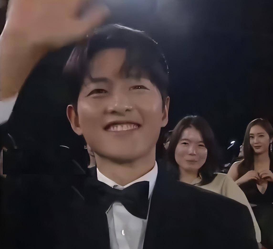 宋慧乔百想大赏后发拥抱表情,疑似和宋仲基彻底冰释前嫌