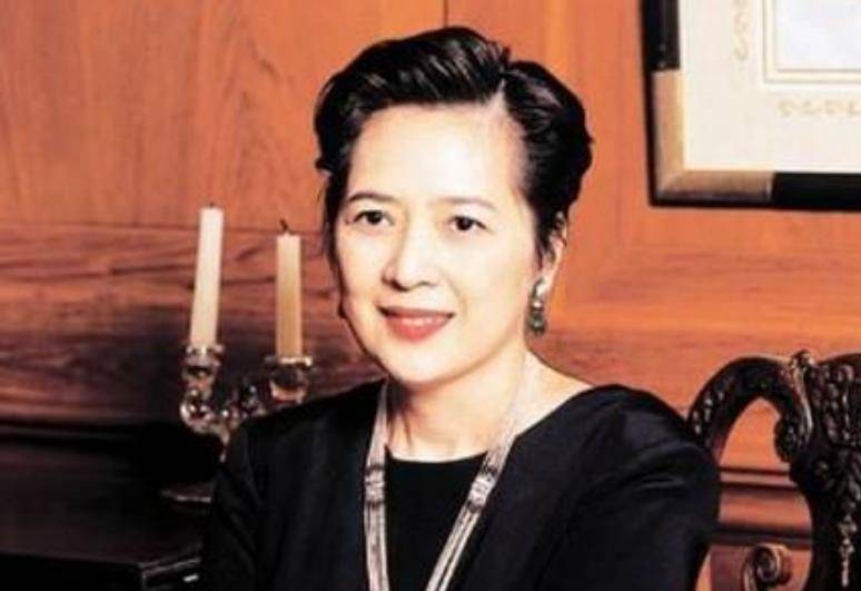 香港著名主持,和富婆相恋10年被分手后索要11亿,今精神失常出家