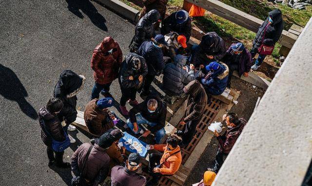 美国华人的真实生活:为了45美元,一群50岁老人,在赌场寻找温暖