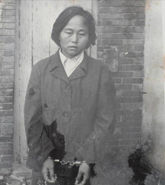 80年代山东一女自封女皇,挑4童男进后宫,警方查案还被村民阻拦