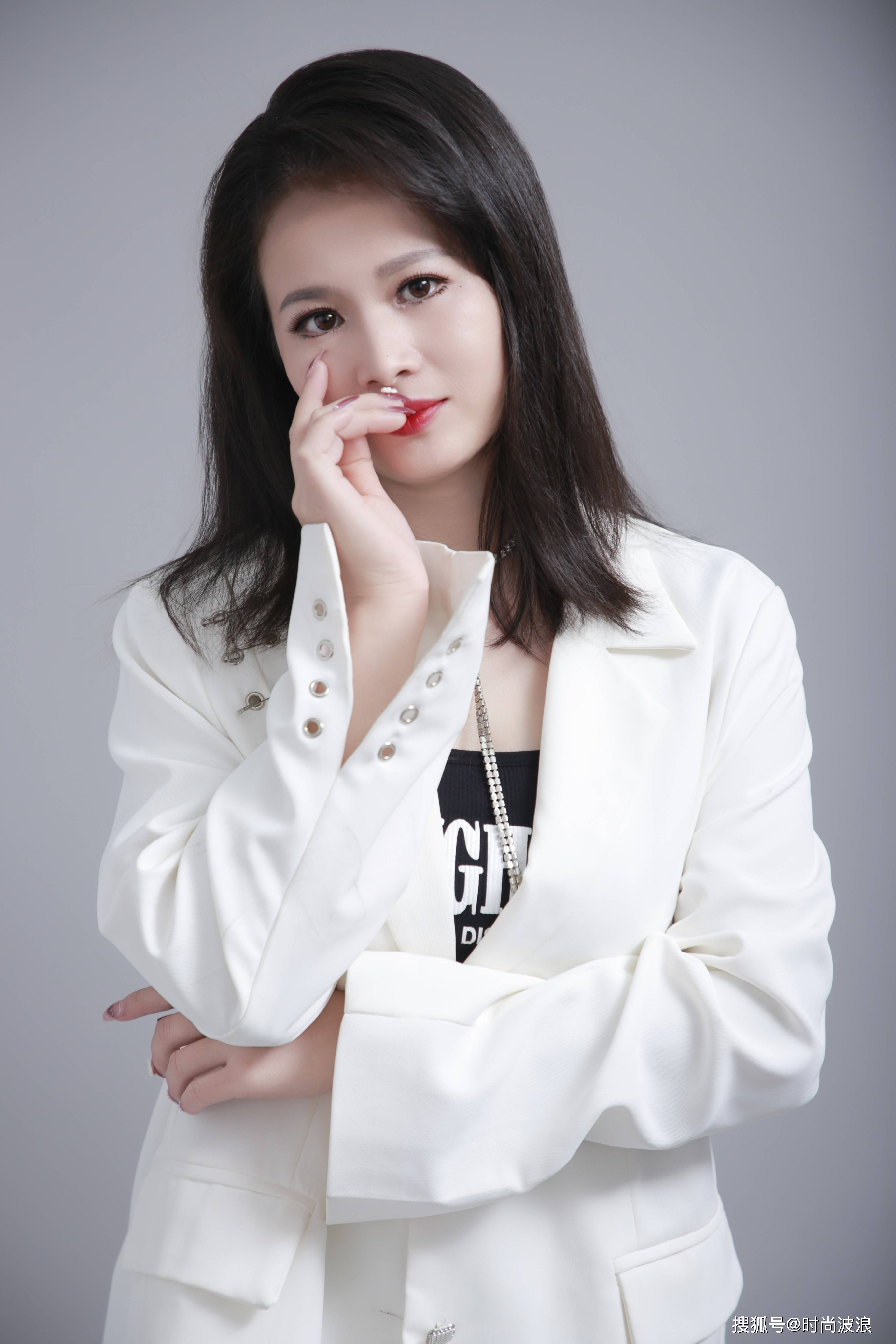 镜头下的魅力:女模特车海珠的时尚大片欣赏