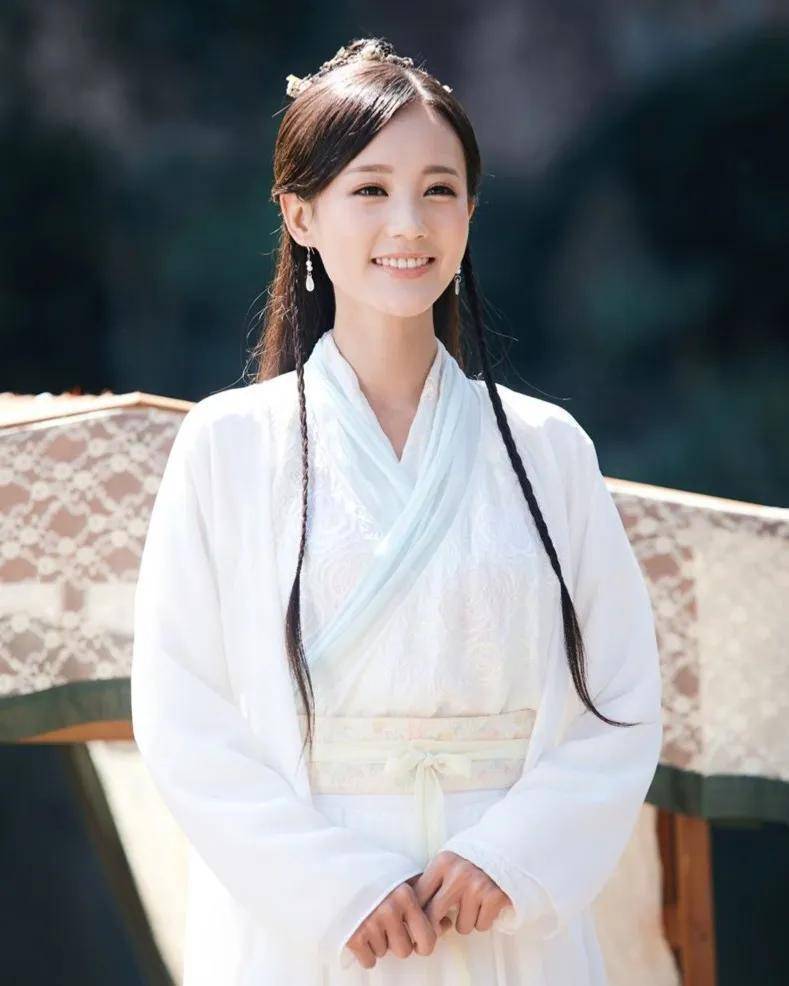 2021年,李一桐相继主演了《我的时代,你的时代》《骊歌行》《九霄寒冬