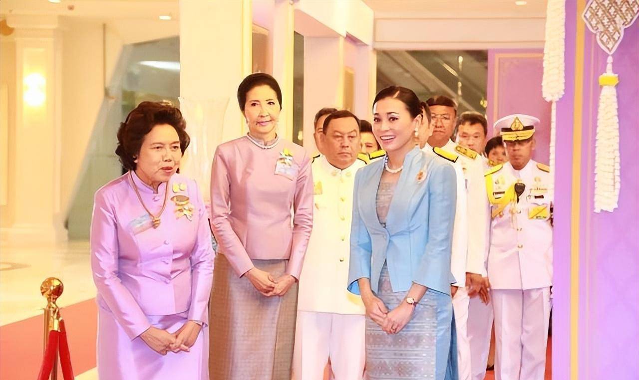 越南第一夫人旺夫脸:穿刺绣奥黛真富态,和泰国第一夫人平分秋色_陈月