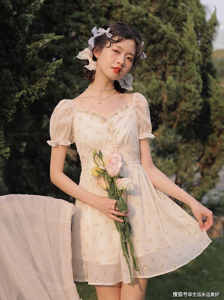 北嫣女装搭配碎花连衣裙装饰时尚精致彰显奢华感