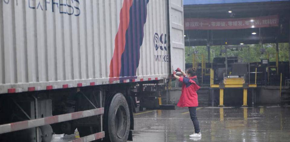 95后女卡车司机:6000元被"卖",二婚二离后,被奥斯卡导演看上_张琳