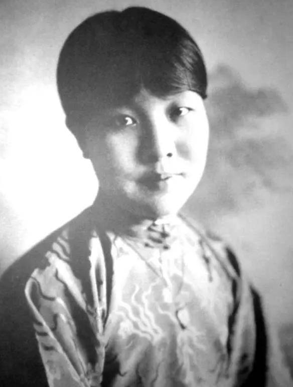 冰心去世后,孙子用红漆在她的墓碑上写8字辱骂,冰心做了什么?