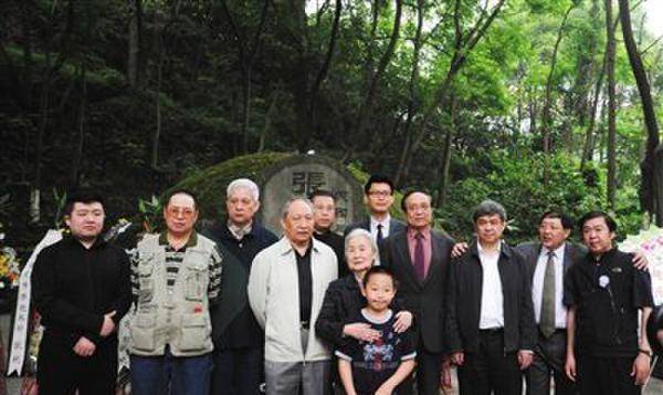 张自忠将军后人在他的墓前合影张自忠将军战死疆场之时,其壮烈之姿