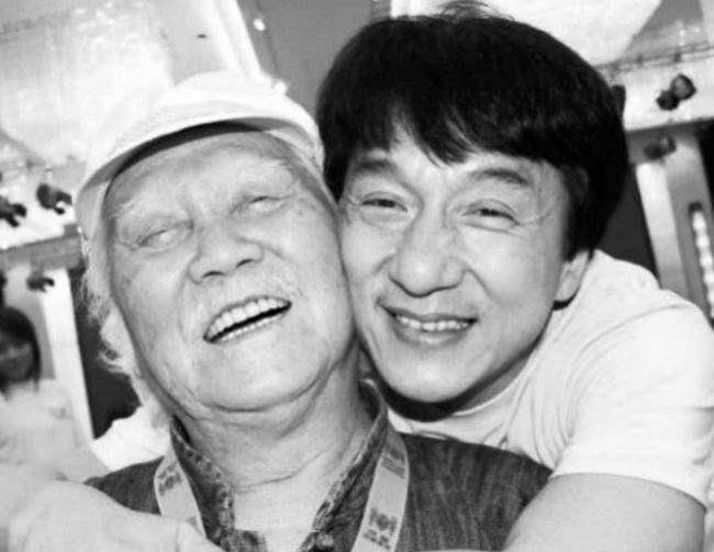 上世纪九十年代中后期,陈莉莉疾病缠身,两个女儿到澳洲去看她,成龙这