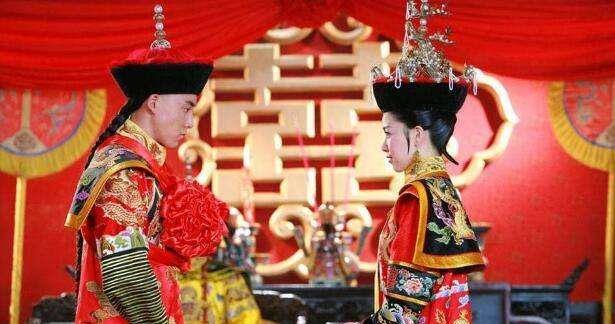 清朝皇帝大婚,皇后的选择是通过选秀女的形式,并不存在像民间的订婚