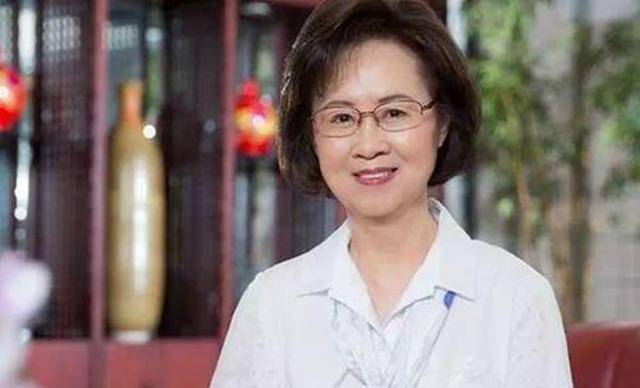 琼瑶早年师生恋,中年纠缠已婚男,逼宫正妻"就范",啥三观?