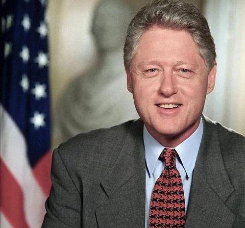 却携手白宫实习生莱温斯基,缔造了名震全球的"拉链门"