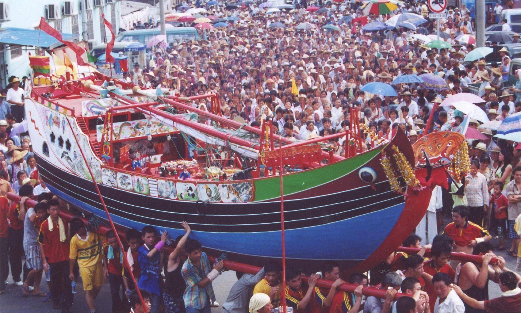 大暑日把瘟神请上船,放到海上任其浮沉,体现了怎样的精神世界?