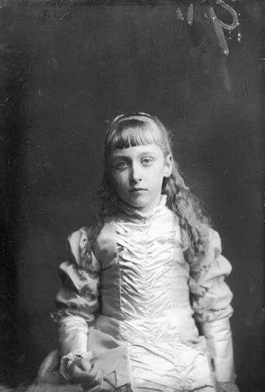 索拉从小在英国长大,备受外祖母维多利亚疼爱.