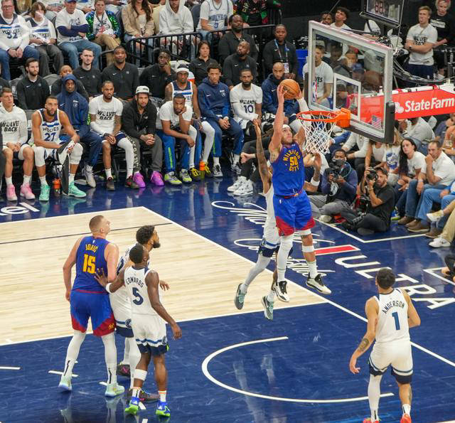 nba季后赛:卫冕冠军掘金强势逆转,约基奇24 14 9助攻击败森林狼