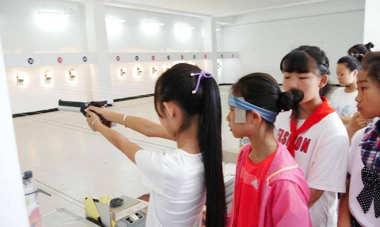 遍地撒网之后,刘珈辰渐渐喜欢上了射击这项体育活动.