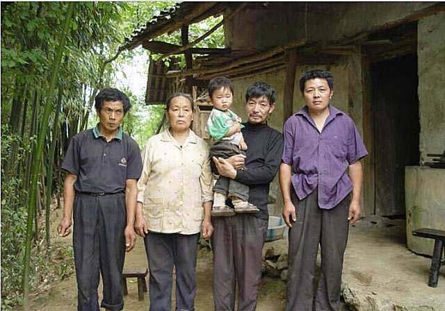 20岁重庆知青小伙,为报恩"嫁"31岁带4娃寡妇,至今仍活在山中
