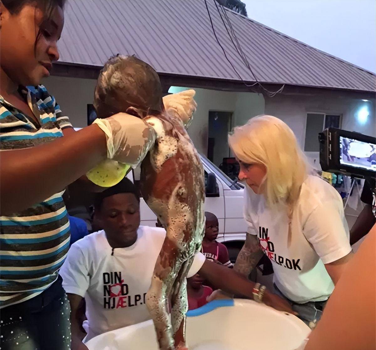诊断过后,医院为小男孩儿吃了打虫药,将寄生在他体内的虫子排了出去.