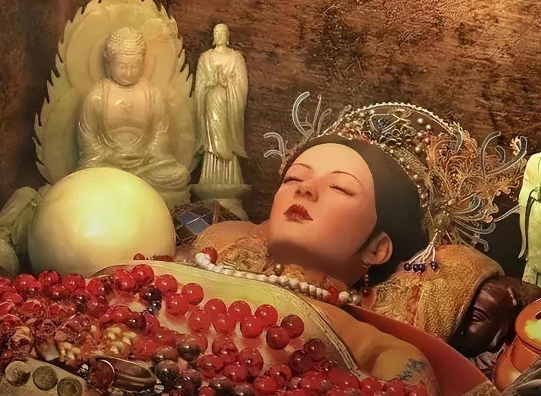 1972年内蒙发现清朝大墓,尸身穿龙袍240年不腐,葬品估值过亿